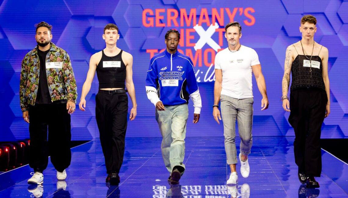 Titel: Germany's Next Topmodel - by Heidi Klum;
Folge: 2;
Person: Nawin; Etienne; Fandiery; Mark; Bennet;
Copyright: ProSieben/Nadine Rupp;
Fotograf: Nadine Rupp;
Dateiname: 3088867.jpg;
Rechtehinweis: Dieses Bild darf honorarfrei für redaktionelle Zwecke und nur im Rahmen der Programmankündigung verwendet werden. Andere Veröffentlichungen sind nur nach Rücksprache und ausdrücklicher Genehmigung der Seven.One Entertainment Group GmbH möglich. Nicht für EPG! Verwendung nur mit vollständigem Copyrightvermerk. Das Foto darf nicht verändert, bearbeitet und nur im Ganzen verwendet werden. Nicht für Cover! Es darf nicht archiviert werden. Es darf nicht an Dritte weitergeleitet werden. Aneinanderreihung/Zusammenlegung/Kopplung von Bildern zum Zweck der Erstellung von Slide-Shows o.ä. nicht gestattet; Verbindung/Einfügen/Anfügen von Werbung nicht gestattet. Das Bild kann KI generierte Elemente enthalten. 

Bei Fragen: foto@seven.one Voraussetzung für die Verwendung dieser Programmdaten ist die Zustimmung zu den Allgemeinen Geschäftsbedingungen der Presselounges der Sender der Seven.One Entertainment Group GmbH.