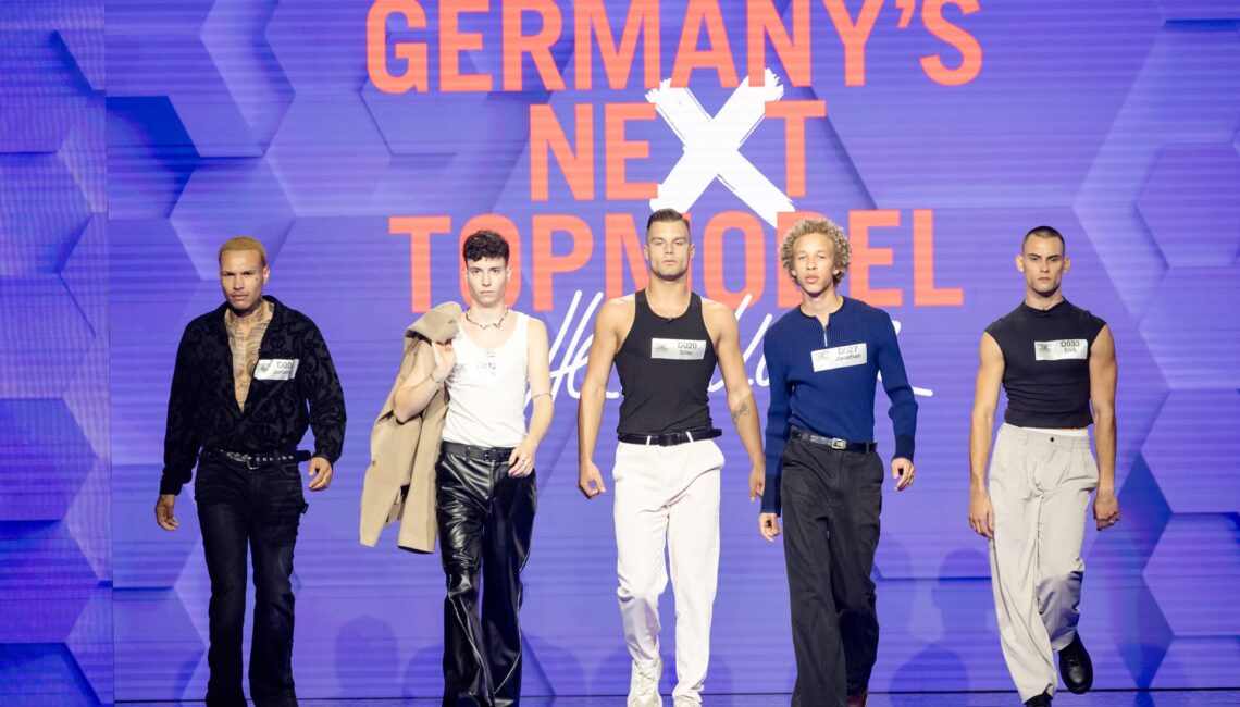 Titel: Germany's Next Topmodel - by Heidi Klum;
Staffel: 20;
Folge: 2;
Person: Jona; Emilio; Silas; Jonathan; Enis;
Copyright: ProSieben/Nadine Rupp;
Fotograf: Nadine Rupp;
Dateiname: 3088871.jpg;
Rechtehinweis: Dieses Bild darf honorarfrei für redaktionelle Zwecke und nur im Rahmen der Programmankündigung verwendet werden. Andere Veröffentlichungen sind nur nach Rücksprache und ausdrücklicher Genehmigung der Seven.One Entertainment Group GmbH möglich. Nicht für EPG! Verwendung nur mit vollständigem Copyrightvermerk. Das Foto darf nicht verändert, bearbeitet und nur im Ganzen verwendet werden. Nicht für Cover! Es darf nicht archiviert werden. Es darf nicht an Dritte weitergeleitet werden. Aneinanderreihung/Zusammenlegung/Kopplung von Bildern zum Zweck der Erstellung von Slide-Shows o.ä. nicht gestattet; Verbindung/Einfügen/Anfügen von Werbung nicht gestattet. Das Bild kann KI generierte Elemente enthalten. 

Bei Fragen: foto@seven.one Voraussetzung für die Verwendung dieser Programmdaten ist die Zustimmung zu den Allgemeinen Geschäftsbedingungen der Presselounges der Sender der Seven.One Entertainment Group GmbH.