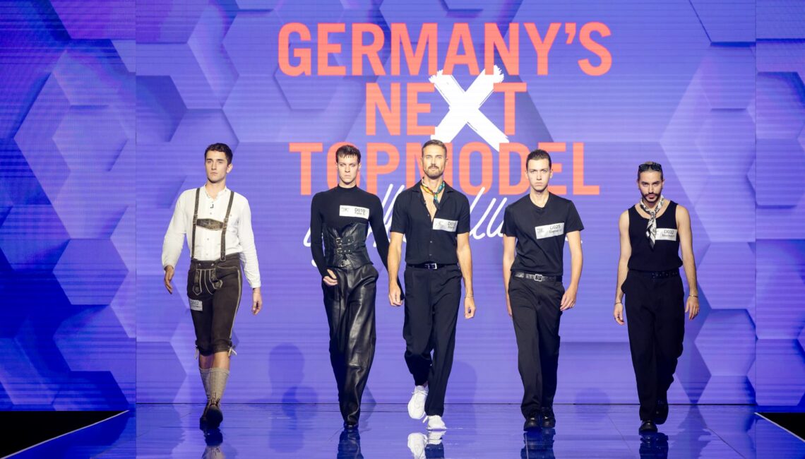 Titel: Germany's Next Topmodel - by Heidi Klum;
Folge: 2;
Person: Florian; Felix S.; Martin; Daniel U.; Menhatch;
Copyright: ProSieben/Nadine Rupp;
Fotograf: Nadine Rupp;
Dateiname: 3088878.jpg;
Rechtehinweis: Dieses Bild darf honorarfrei für redaktionelle Zwecke und nur im Rahmen der Programmankündigung verwendet werden. Andere Veröffentlichungen sind nur nach Rücksprache und ausdrücklicher Genehmigung der Seven.One Entertainment Group GmbH möglich. Nicht für EPG! Verwendung nur mit vollständigem Copyrightvermerk. Das Foto darf nicht verändert, bearbeitet und nur im Ganzen verwendet werden. Nicht für Cover! Es darf nicht archiviert werden. Es darf nicht an Dritte weitergeleitet werden. Aneinanderreihung/Zusammenlegung/Kopplung von Bildern zum Zweck der Erstellung von Slide-Shows o.ä. nicht gestattet; Verbindung/Einfügen/Anfügen von Werbung nicht gestattet. Das Bild kann KI generierte Elemente enthalten. 

Bei Fragen: foto@seven.one Voraussetzung für die Verwendung dieser Programmdaten ist die Zustimmung zu den Allgemeinen Geschäftsbedingungen der Presselounges der Sender der Seven.One Entertainment Group GmbH.