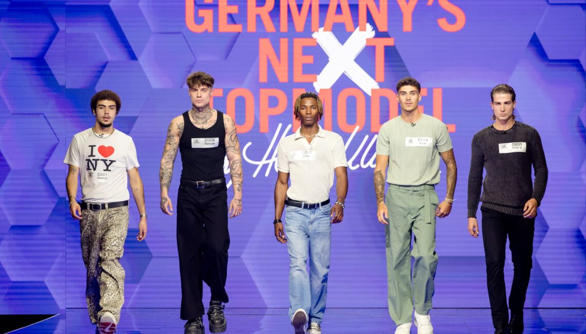 Titel: Germany's Next Topmodel - by Heidi Klum;
Folge: 2;
Person: Alessio; Samuel; Ethan; Ryan; Nico V.;
Copyright: ProSieben/Nadine Rupp;
Fotograf: Nadine Rupp;
Dateiname: 3088887.jpg;
Rechtehinweis: Dieses Bild darf honorarfrei für redaktionelle Zwecke und nur im Rahmen der Programmankündigung verwendet werden. Andere Veröffentlichungen sind nur nach Rücksprache und ausdrücklicher Genehmigung der Seven.One Entertainment Group GmbH möglich. Nicht für EPG! Verwendung nur mit vollständigem Copyrightvermerk. Das Foto darf nicht verändert, bearbeitet und nur im Ganzen verwendet werden. Nicht für Cover! Es darf nicht archiviert werden. Es darf nicht an Dritte weitergeleitet werden. Aneinanderreihung/Zusammenlegung/Kopplung von Bildern zum Zweck der Erstellung von Slide-Shows o.ä. nicht gestattet; Verbindung/Einfügen/Anfügen von Werbung nicht gestattet. Das Bild kann KI generierte Elemente enthalten. 

Bei Fragen: foto@seven.one Voraussetzung für die Verwendung dieser Programmdaten ist die Zustimmung zu den Allgemeinen Geschäftsbedingungen der Presselounges der Sender der Seven.One Entertainment Group GmbH.