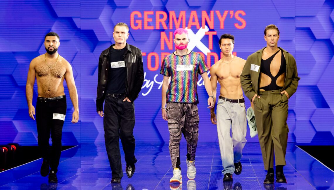 Titel: Germany's Next Topmodel - by Heidi Klum;
Folge: 2;
Person: Abel; Keanu; Felix F.; Jil; Jonas;
Copyright: ProSieben/Nadine Rupp;
Fotograf: Nadine Rupp;
Dateiname: 3088890.jpg;
Rechtehinweis: Dieses Bild darf honorarfrei für redaktionelle Zwecke und nur im Rahmen der Programmankündigung verwendet werden. Andere Veröffentlichungen sind nur nach Rücksprache und ausdrücklicher Genehmigung der Seven.One Entertainment Group GmbH möglich. Nicht für EPG! Verwendung nur mit vollständigem Copyrightvermerk. Das Foto darf nicht verändert, bearbeitet und nur im Ganzen verwendet werden. Nicht für Cover! Es darf nicht archiviert werden. Es darf nicht an Dritte weitergeleitet werden. Aneinanderreihung/Zusammenlegung/Kopplung von Bildern zum Zweck der Erstellung von Slide-Shows o.ä. nicht gestattet; Verbindung/Einfügen/Anfügen von Werbung nicht gestattet. Das Bild kann KI generierte Elemente enthalten. 

Bei Fragen: foto@seven.one Voraussetzung für die Verwendung dieser Programmdaten ist die Zustimmung zu den Allgemeinen Geschäftsbedingungen der Presselounges der Sender der Seven.One Entertainment Group GmbH.