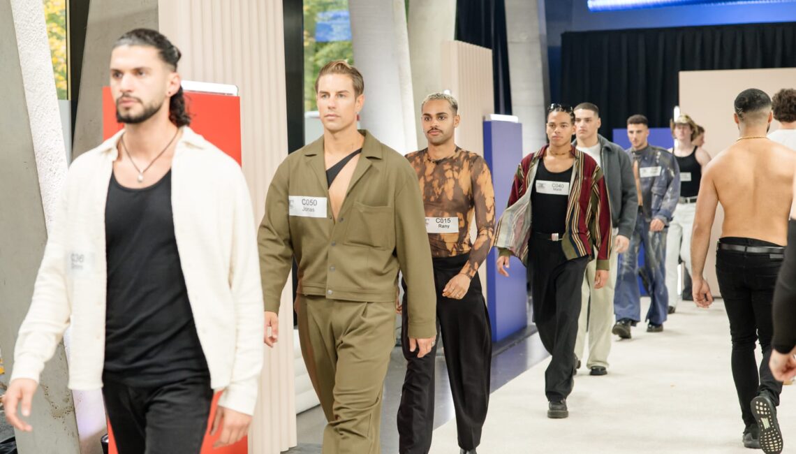 Titel: Germany's Next Topmodel - by Heidi Klum;
Folge: 2;
Person: Jonas; Rany; Malik;
Copyright: ProSieben/Nadine Rupp;
Fotograf: Nadine Rupp;
Dateiname: 3088952.jpg;
Rechtehinweis: Dieses Bild darf honorarfrei für redaktionelle Zwecke und nur im Rahmen der Programmankündigung verwendet werden. Andere Veröffentlichungen sind nur nach Rücksprache und ausdrücklicher Genehmigung der Seven.One Entertainment Group GmbH möglich. Nicht für EPG! Verwendung nur mit vollständigem Copyrightvermerk. Das Foto darf nicht verändert, bearbeitet und nur im Ganzen verwendet werden. Nicht für Cover! Es darf nicht archiviert werden. Es darf nicht an Dritte weitergeleitet werden. Aneinanderreihung/Zusammenlegung/Kopplung von Bildern zum Zweck der Erstellung von Slide-Shows o.ä. nicht gestattet; Verbindung/Einfügen/Anfügen von Werbung nicht gestattet. Das Bild kann KI generierte Elemente enthalten. 

Bei Fragen: foto@seven.one Voraussetzung für die Verwendung dieser Programmdaten ist die Zustimmung zu den Allgemeinen Geschäftsbedingungen der Presselounges der Sender der Seven.One Entertainment Group GmbH.