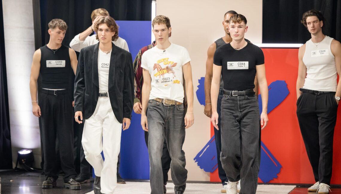 Titel: Germany's Next Topmodel - by Heidi Klum;
Folge: 2;
Person: Jannik; Nicolas; Jonathan F.; Felix T.; Eike;
Copyright: ProSieben/Nadine Rupp;
Fotograf: Nadine Rupp;
Dateiname: 3088981.jpg;
Rechtehinweis: Dieses Bild darf honorarfrei für redaktionelle Zwecke und nur im Rahmen der Programmankündigung verwendet werden. Andere Veröffentlichungen sind nur nach Rücksprache und ausdrücklicher Genehmigung der Seven.One Entertainment Group GmbH möglich. Nicht für EPG! Verwendung nur mit vollständigem Copyrightvermerk. Das Foto darf nicht verändert, bearbeitet und nur im Ganzen verwendet werden. Nicht für Cover! Es darf nicht archiviert werden. Es darf nicht an Dritte weitergeleitet werden. Aneinanderreihung/Zusammenlegung/Kopplung von Bildern zum Zweck der Erstellung von Slide-Shows o.ä. nicht gestattet; Verbindung/Einfügen/Anfügen von Werbung nicht gestattet. Das Bild kann KI generierte Elemente enthalten. 

Bei Fragen: foto@seven.one Voraussetzung für die Verwendung dieser Programmdaten ist die Zustimmung zu den Allgemeinen Geschäftsbedingungen der Presselounges der Sender der Seven.One Entertainment Group GmbH.