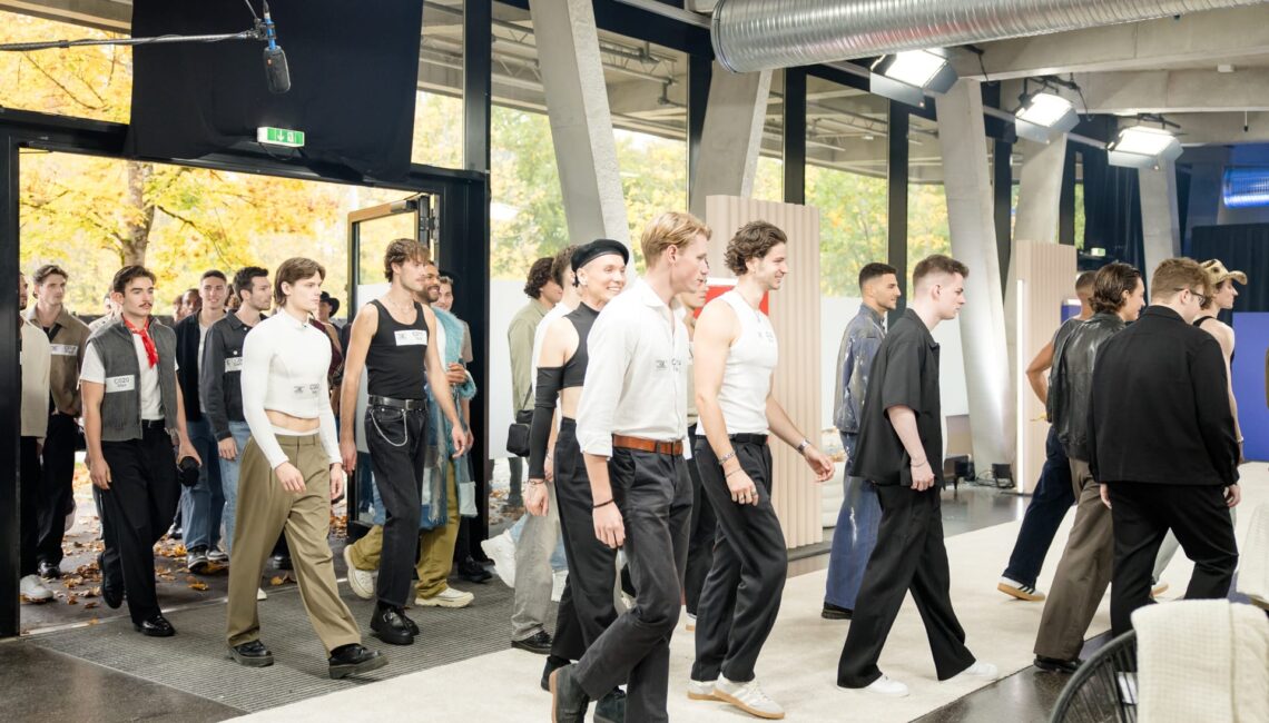 Titel: Germany's Next Topmodel - by Heidi Klum;
Folge: 2;
Person: Max; Nils; Nick; Mario; Felix L.; Eike;
Copyright: ProSieben/Nadine Rupp;
Fotograf: Nadine Rupp;
Dateiname: 3135109.jpg;
Rechtehinweis: Dieses Bild darf honorarfrei für redaktionelle Zwecke und nur im Rahmen der Programmankündigung verwendet werden. Andere Veröffentlichungen sind nur nach Rücksprache und ausdrücklicher Genehmigung der Seven.One Entertainment Group GmbH möglich. Nicht für EPG! Verwendung nur mit vollständigem Copyrightvermerk. Das Foto darf nicht verändert, bearbeitet und nur im Ganzen verwendet werden. Nicht für Cover! Es darf nicht archiviert werden. Es darf nicht an Dritte weitergeleitet werden. Aneinanderreihung/Zusammenlegung/Kopplung von Bildern zum Zweck der Erstellung von Slide-Shows o.ä. nicht gestattet; Verbindung/Einfügen/Anfügen von Werbung nicht gestattet. Das Bild kann KI generierte Elemente enthalten. 

Bei Fragen: foto@seven.one Voraussetzung für die Verwendung dieser Programmdaten ist die Zustimmung zu den Allgemeinen Geschäftsbedingungen der Presselounges der Sender der Seven.One Entertainment Group GmbH.