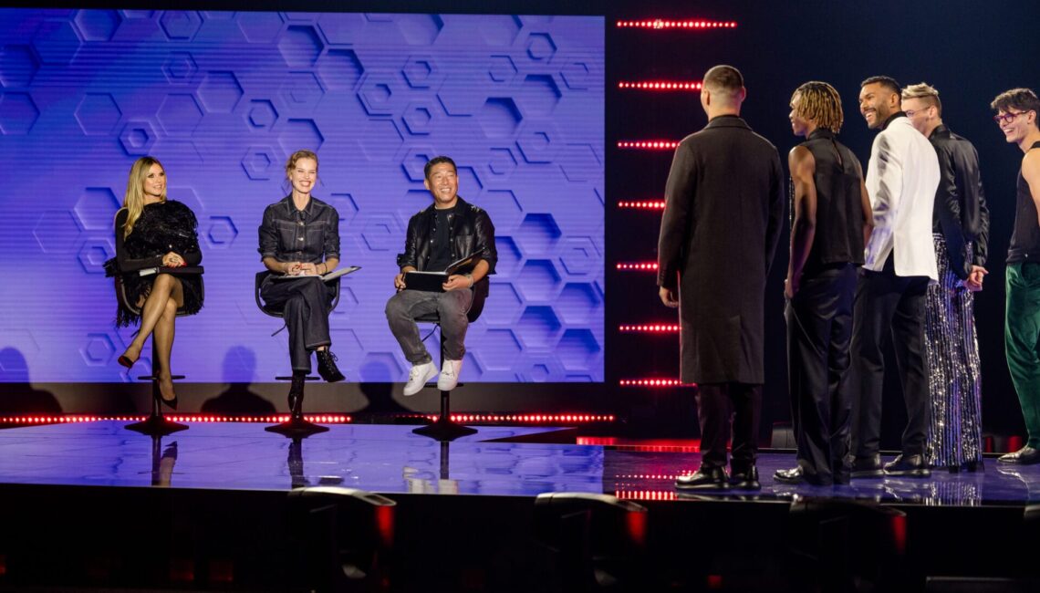 Titel: Germany's Next Topmodel - by Heidi Klum;
Staffel: 20;
Folge: 4;
Person: Heidi Klum; Eva Herzigova; Hun Kim;
Copyright: ProSieben/Nadine Rupp;
Fotograf: Nadine Rupp;
Dateiname: 3123552.jpg;
Rechtehinweis: Dieses Bild darf honorarfrei für redaktionelle Zwecke und nur im Rahmen der Programmankündigung verwendet werden. Andere Veröffentlichungen sind nur nach Rücksprache und ausdrücklicher Genehmigung der Seven.One Entertainment Group GmbH möglich. Nicht für EPG! Verwendung nur mit vollständigem Copyrightvermerk. Das Foto darf nicht verändert, bearbeitet und nur im Ganzen verwendet werden. Nicht für Cover! Es darf nicht archiviert werden. Es darf nicht an Dritte weitergeleitet werden. Aneinanderreihung/Zusammenlegung/Kopplung von Bildern zum Zweck der Erstellung von Slide-Shows o.ä. nicht gestattet; Verbindung/Einfügen/Anfügen von Werbung nicht gestattet. Das Bild kann KI generierte Elemente enthalten. 

Bei Fragen: foto@seven.one Voraussetzung für die Verwendung dieser Programmdaten ist die Zustimmung zu den Allgemeinen Geschäftsbedingungen der Presselounges der Sender der Seven.One Entertainment Group GmbH.