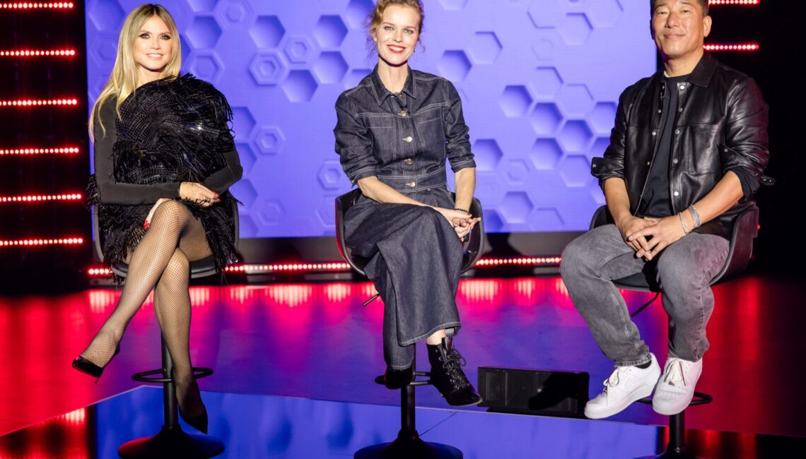 Titel: Germany's Next Topmodel - by Heidi Klum;
Staffel: 20;
Folge: 4;
Person: Heidi Klum; Eva Herzigova; Hun Kim;
Copyright: ProSieben/Nadine Rupp;
Fotograf: Nadine Rupp;
Dateiname: 3123553.jpg;
Rechtehinweis: Dieses Bild darf honorarfrei für redaktionelle Zwecke und nur im Rahmen der Programmankündigung verwendet werden. Andere Veröffentlichungen sind nur nach Rücksprache und ausdrücklicher Genehmigung der Seven.One Entertainment Group GmbH möglich. Nicht für EPG! Verwendung nur mit vollständigem Copyrightvermerk. Das Foto darf nicht verändert, bearbeitet und nur im Ganzen verwendet werden. Nicht für Cover! Es darf nicht archiviert werden. Es darf nicht an Dritte weitergeleitet werden. Aneinanderreihung/Zusammenlegung/Kopplung von Bildern zum Zweck der Erstellung von Slide-Shows o.ä. nicht gestattet; Verbindung/Einfügen/Anfügen von Werbung nicht gestattet. Das Bild kann KI generierte Elemente enthalten. 

Bei Fragen: foto@seven.one Voraussetzung für die Verwendung dieser Programmdaten ist die Zustimmung zu den Allgemeinen Geschäftsbedingungen der Presselounges der Sender der Seven.One Entertainment Group GmbH.