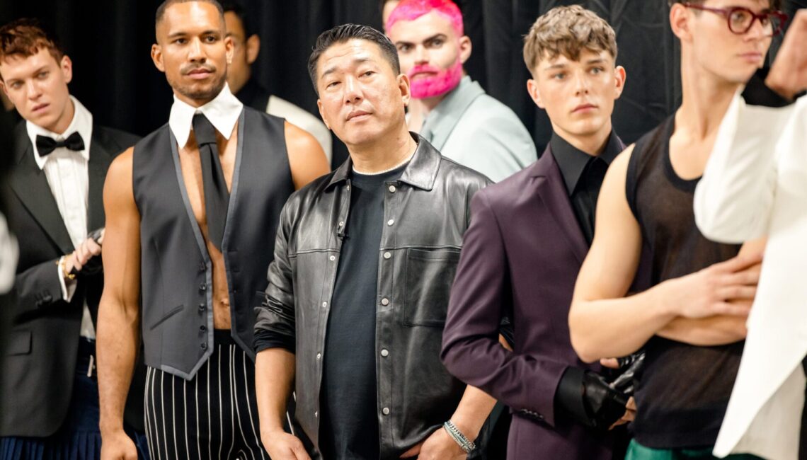 Titel: Germany's Next Topmodel - by Heidi Klum;
Staffel: 20;
Folge: 4;
Person: Ray; Hun Kim; Felix F.; Jannik;
Copyright: ProSieben/Nadine Rupp;
Fotograf: Nadine Rupp;
Dateiname: 3134153.jpg;
Rechtehinweis: Dieses Bild darf honorarfrei für redaktionelle Zwecke und nur im Rahmen der Programmankündigung verwendet werden. Andere Veröffentlichungen sind nur nach Rücksprache und ausdrücklicher Genehmigung der Seven.One Entertainment Group GmbH möglich. Nicht für EPG! Verwendung nur mit vollständigem Copyrightvermerk. Das Foto darf nicht verändert, bearbeitet und nur im Ganzen verwendet werden. Nicht für Cover! Es darf nicht archiviert werden. Es darf nicht an Dritte weitergeleitet werden. Aneinanderreihung/Zusammenlegung/Kopplung von Bildern zum Zweck der Erstellung von Slide-Shows o.ä. nicht gestattet; Verbindung/Einfügen/Anfügen von Werbung nicht gestattet. Das Bild kann KI generierte Elemente enthalten. 

Bei Fragen: foto@seven.one Voraussetzung für die Verwendung dieser Programmdaten ist die Zustimmung zu den Allgemeinen Geschäftsbedingungen der Presselounges der Sender der Seven.One Entertainment Group GmbH.