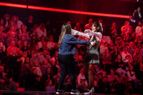 Titel: The Voice Kids;
Staffel: 13;
Folge: 1;
Person: Emily; Ayliva;
Copyright: Joyn/Claudius Pflug;
Fotograf: Claudius Pflug;
Bildredakteur: Elisa Taupert;
Dateiname: 3108644.jpg;
Rechtehinweis: Dieses Bild darf honorarfrei für redaktionelle Zwecke und nur im Rahmen der Programmankündigung verwendet werden. Andere Veröffentlichungen sind nur nach Rücksprache und ausdrücklicher Genehmigung der Seven.One Entertainment Group GmbH möglich. Nicht für EPG! Verwendung nur mit vollständigem Copyrightvermerk. Das Foto darf nicht verändert, bearbeitet und nur im Ganzen verwendet werden. Es darf nicht archiviert werden. Es darf nicht an Dritte weitergeleitet werden. Aneinanderreihung/Zusammenlegung/Kopplung von Bildern zum Zweck der Erstellung von Slide-Shows o.ä. nicht gestattet; Verbindung/Einfügen/Anfügen von Werbung nicht gestattet. 
Bei Fragen: foto@seven.one
Voraussetzung für die Verwendung dieser Programmdaten ist die Zustimmung zu den Allgemeinen Geschäftsbedingungen der Presselounges der Sender der Seven.One Entertainment Group GmbH.